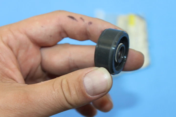 NOS Yamaha Oil Seal 83-97 YZ80 83-97 YZ250 86-97 YZ125 88-90 DT50 93103-10168 - Image 3 of 4