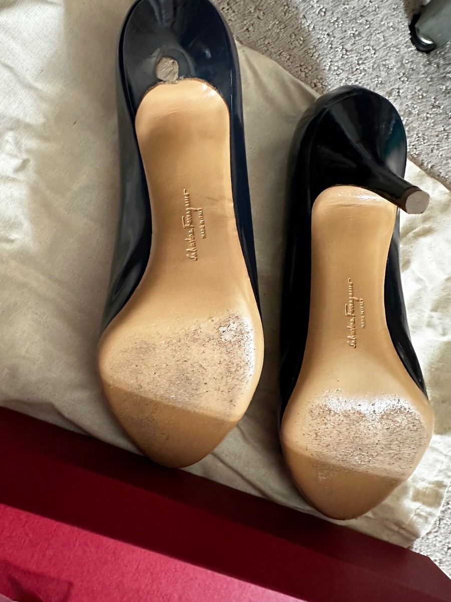 FERRAGAMO CARLA SHELL 70 PATENT LEATHER GOLD LOGO VARA BOW FERRAGAMO CARLA SHELL 70 PATENT LEATHER GOLD LOGO VARA BOW