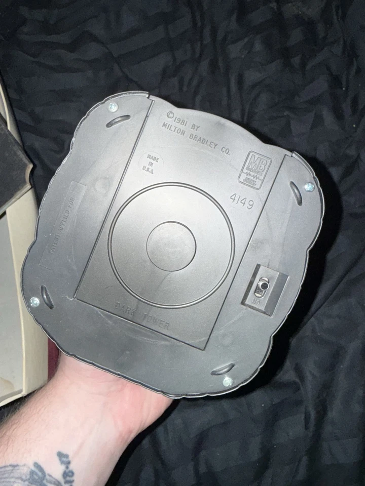 Juego de mesa electrónico Dark Tower 1981 MB con piezas y mapa - Torre no funciona Foto 3 de 4