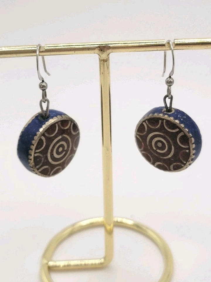 Pendientes Boho artesanales con incrustaciones de lapislázuli y ágata nepalíes Foto 3 de 4