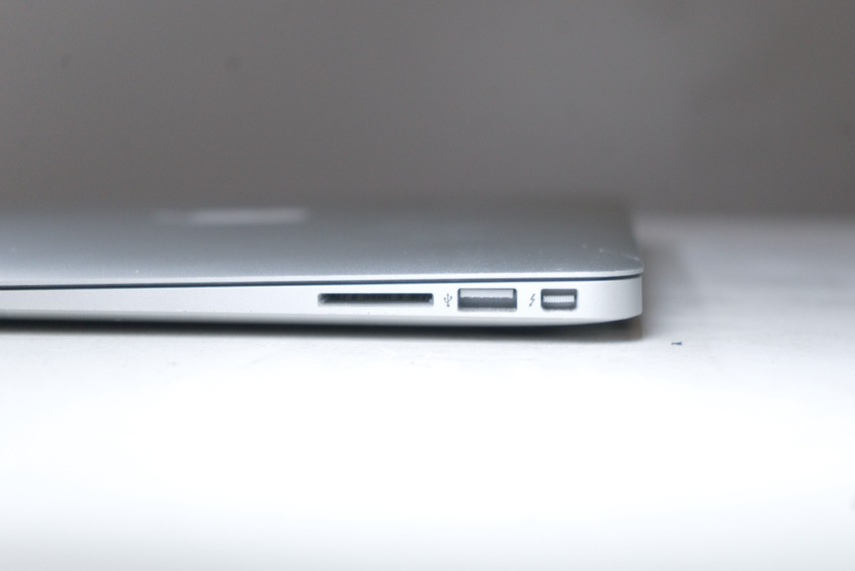 APPLE MACBOOK AIR A1466 128GB 8GB i5 1.3 GHz HD GRAPHICS 5000