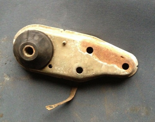 E37/   VW Polo 1 Mk I Audi 50 Getriebehalter Motorhalter