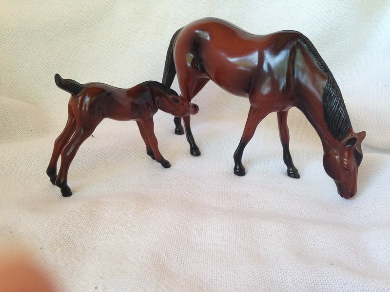 HEARTLAND PLASTICS INC. VINTAGE BAY MARE WITH NURSING FOAL