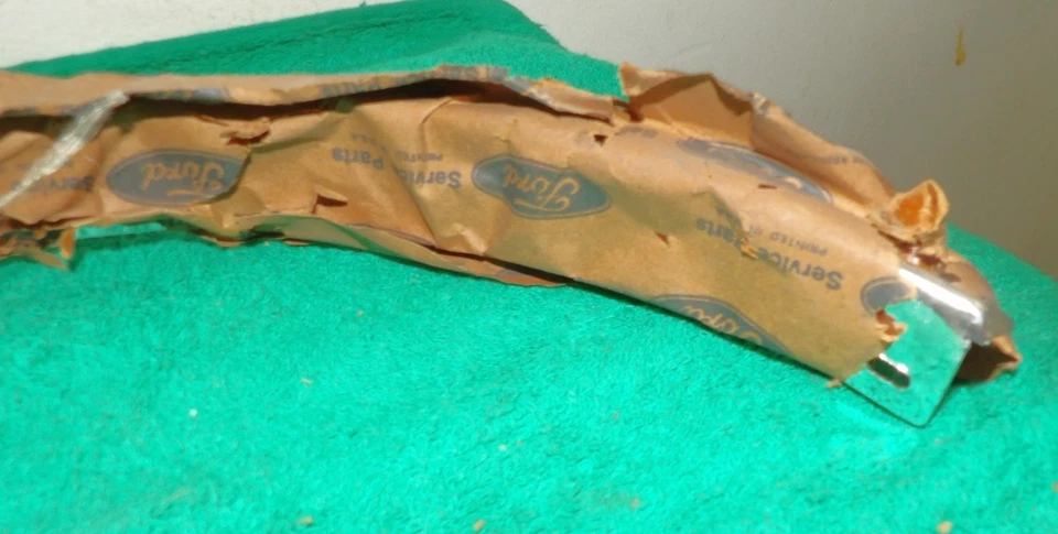 1969 Ford Galaxie 500 Fstbk Преобразователь НОВЫЙ ИЗ СТАРЫХ ЗАПАСОВ МОЛДИНГ ДЛЯ ОТКРЫТИЯ ЗАДНИХ ЧЕТВЕРТЕЙ КОЛЕС ПОД ПРАВУЮ РУКУ - Изображение 4 из 4