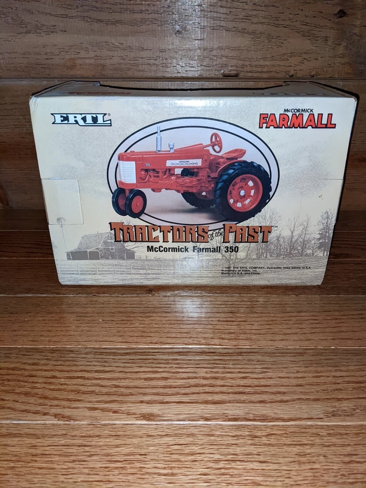 1/43 International McCormick Harvester Farmall 350 "Tractors Of The Past" Set - Image 4 of 4
