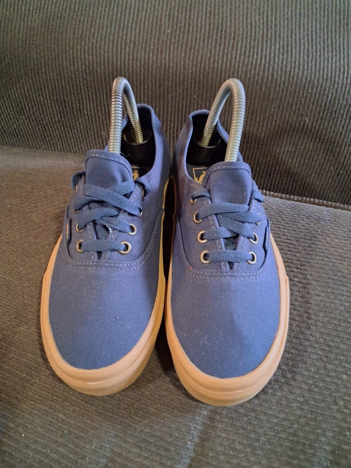 Tênis esportivo Vans Old Skool Yacht Club feminino tamanho 7.5 azul goma - Imagem 2 de 4