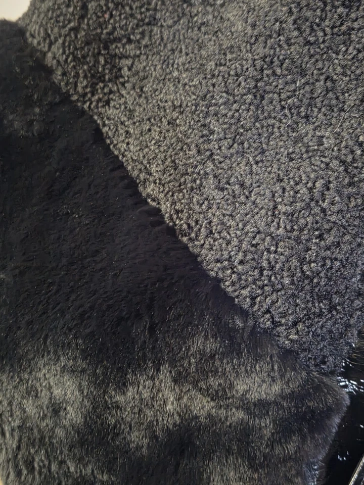 Abrigo con capa de piel sintética para mujer Adrienne Landau M/L negro estilo piel de oveja... Foto 4 de 4