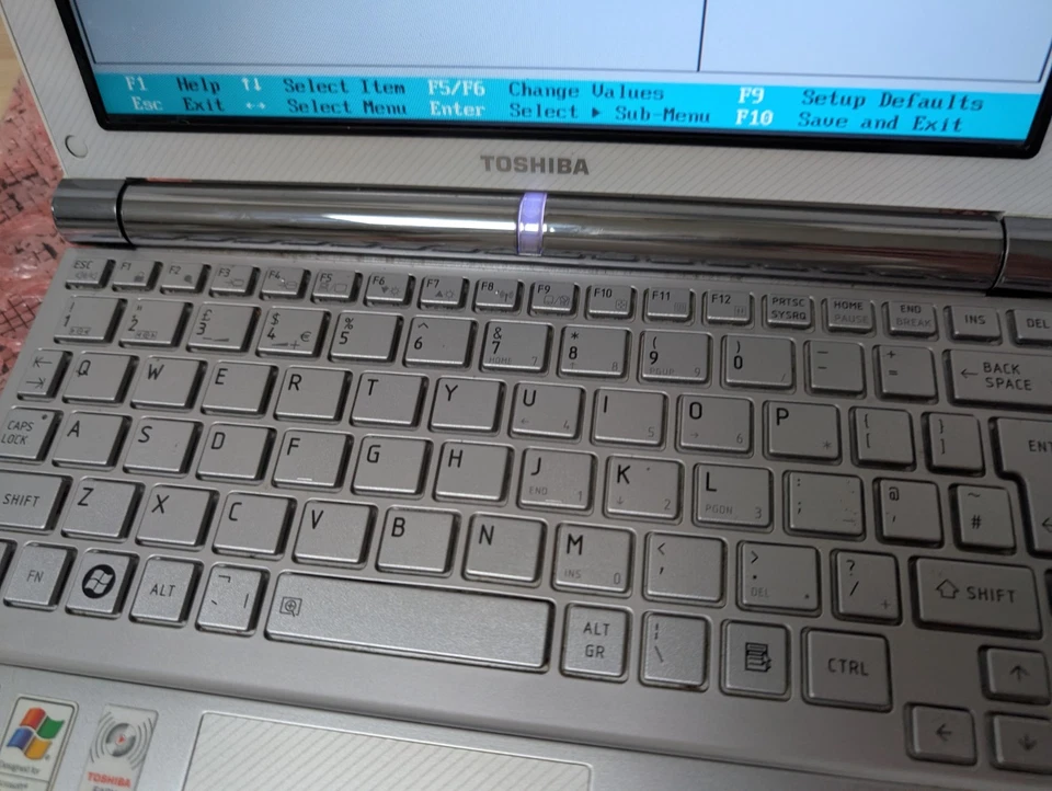 Toshiba NB200-126 Netbook - 10.1" - Intel Atom N280 - 1GB Ram - No Storage - Image 4 of 4