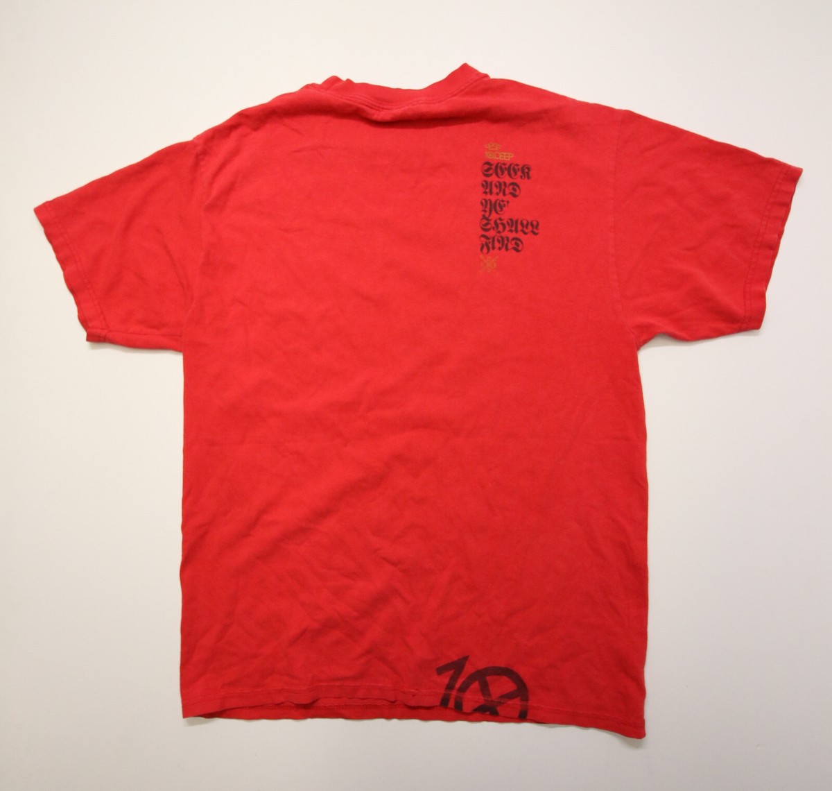 Vintage 10 Deep T-Shirt Mens M Red Sneaker Box Cross Searching
