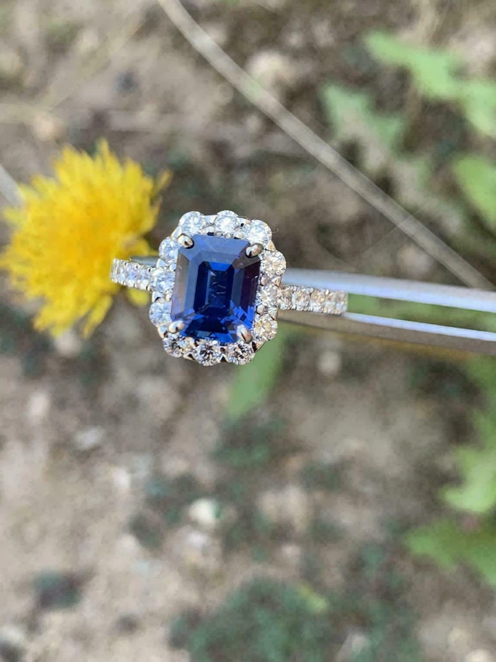 Anillo de compromiso de diamantes y zafiros azules de 3,10 quilates de oro blanco de 14 quilates talla 7,5 Foto 3 de 4