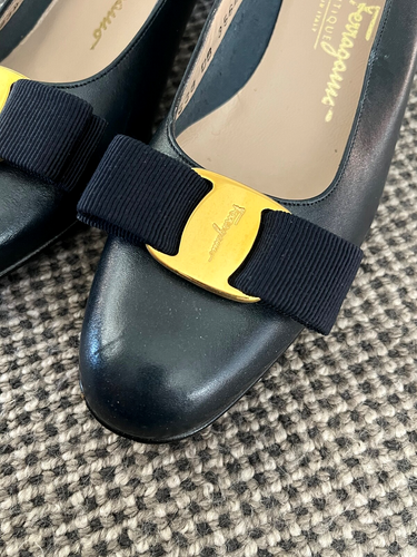 Vintage Ferragamo Kalbsleder MARINEBLAU Schleife & Logo LOW HEEL SCHUH 6,5 AAAA schmal - Bild 5 von 15