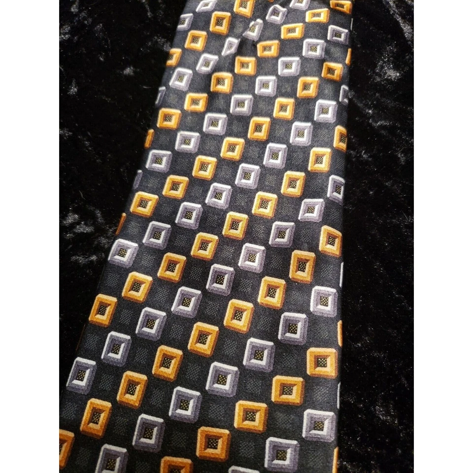 Corbata de cuello Kilburne and Finch para hombre cuadrados geométricos negra naranja gris ropa de carrera Foto 4 de 4