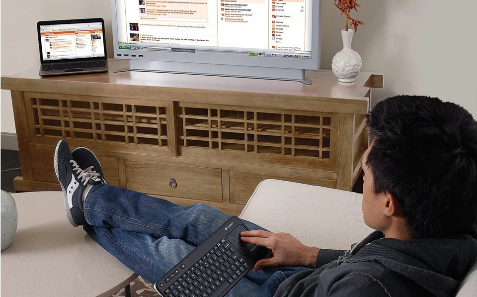 Teclado táctil inalámbrico Logitech K400 con panel táctil para control de TV - Imagen 4 de 4