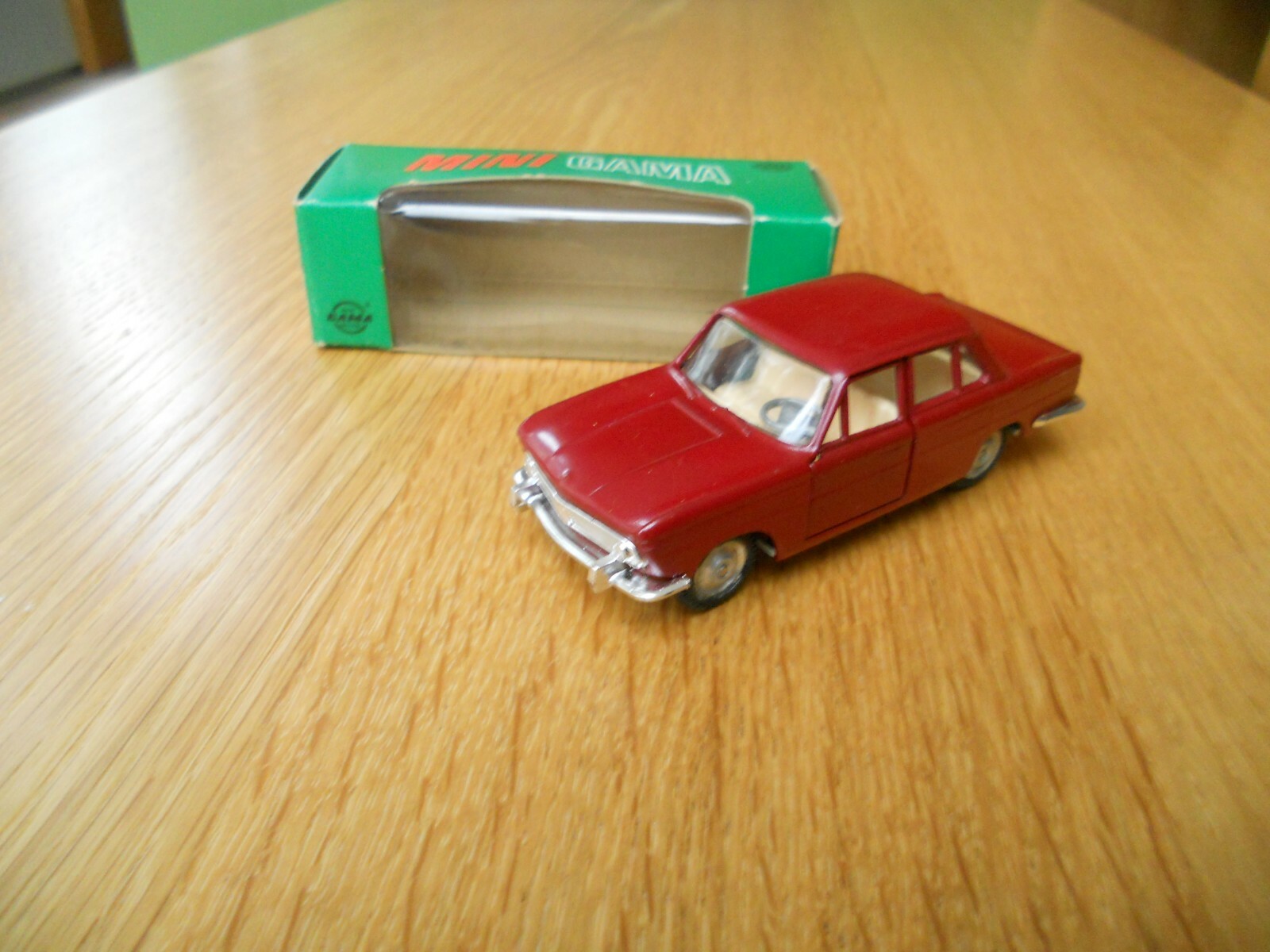Gama 947 BMW 1800 Neue Kasse weinrot TOP - BOX Gama 947 BMW 1800 Neue Kasse weinrot TOP - BOX