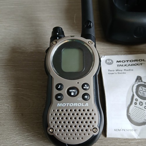Motorola Talk About T9680RSAME Przenośne 2-drożne radio Walkie Talkie i podstawa - Zdjęcie 4 z 5
