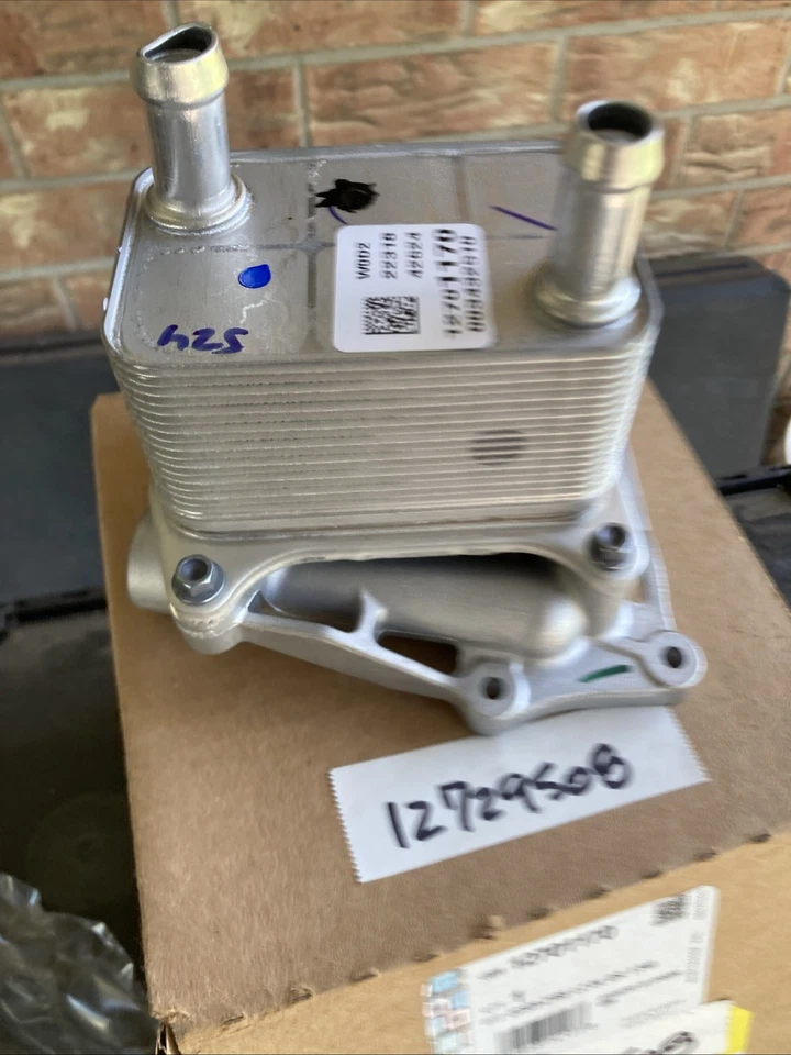 Nuevo enfriador de aceite de motor GM 12733442 OEM Silverado Sierra 1500 2,7 L 2021-2024 Foto 4 de 4