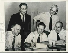 1941 Press Photo Dow Chemical Co. agrees to Increase Salaries With The C.I.O.
