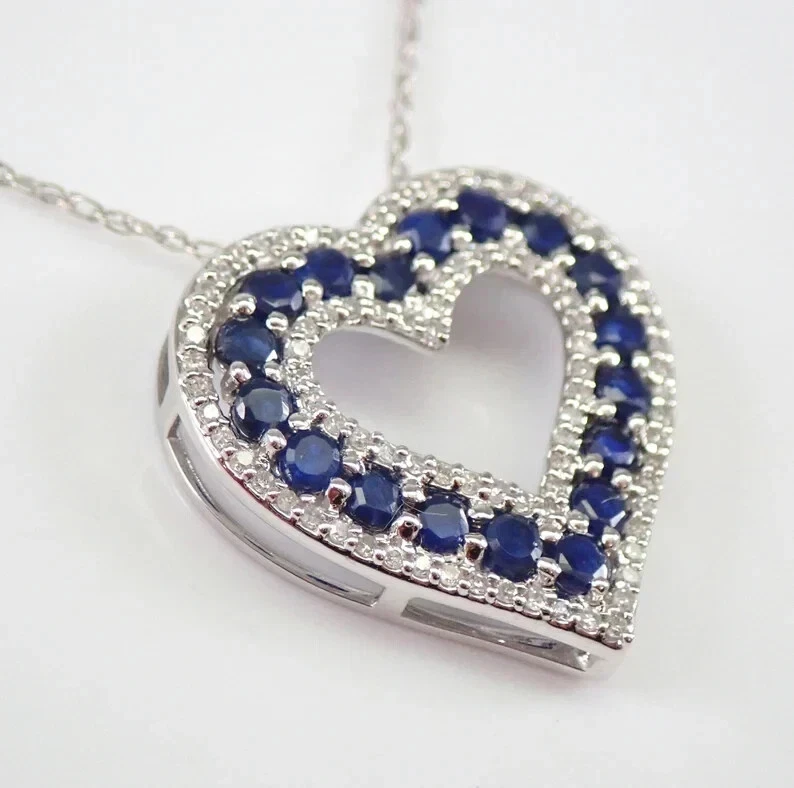 Colgante de corazón de zafiro creado en laboratorio de corte redondo de 2 quilates enchapado en oro blanco de 14 quilates de 18"" Foto 3 de 4