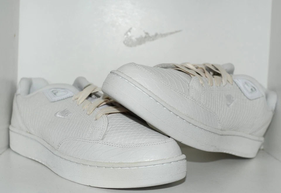  NIKE TENNIS CLASSIC ULTRA LEATHER MENS TENNIS SHOES - MENS SIZE 9 - Image 3 of 4