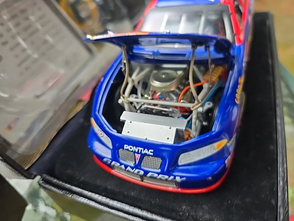 #10 Johnny Benson '01 Grand Prix Elite Valvoline 布偶动作 1:24 158/1008 — 第 3/4 张图片