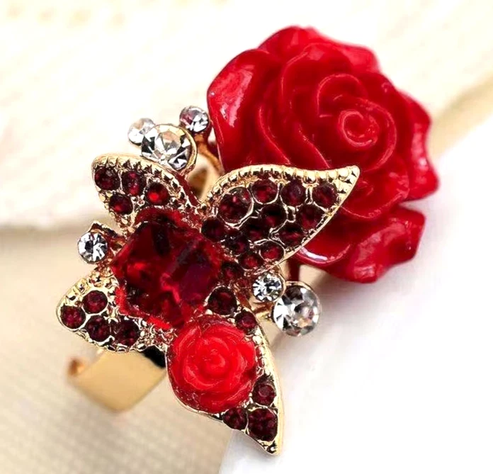 Anillo Betsey Johnson Jardín Rojo Flor JOYA Ramo Estrás Foto 3 de 4