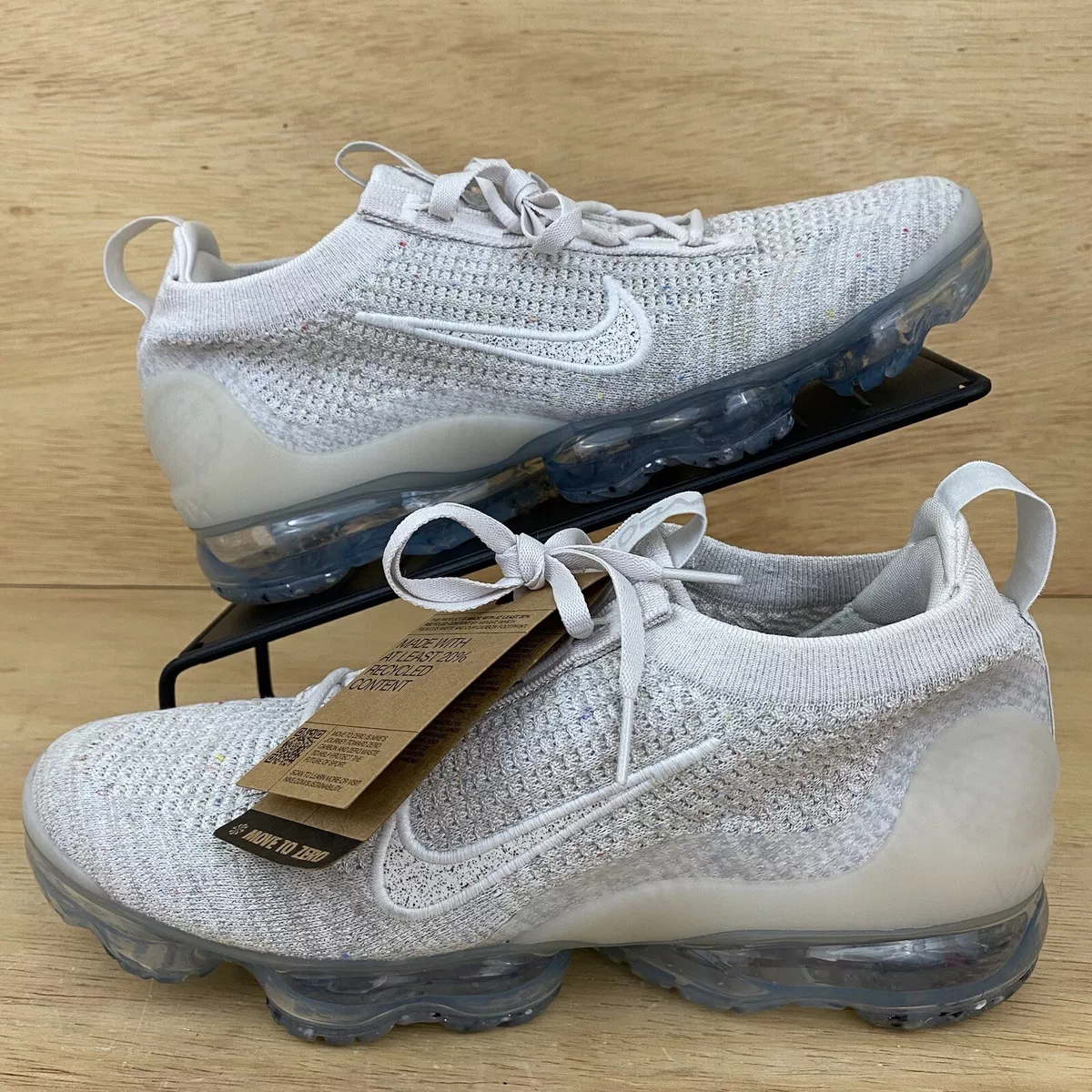 Running vapormax flyknit trainers in white and gold top