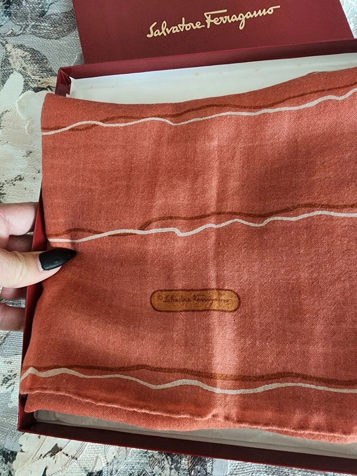 Auténtico chal largo Salvatore Ferragamo Foto 2 de 4