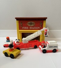 VTG   Fisher Price 1979 Play Family FIRE STATION 928 Little People Fire Truck