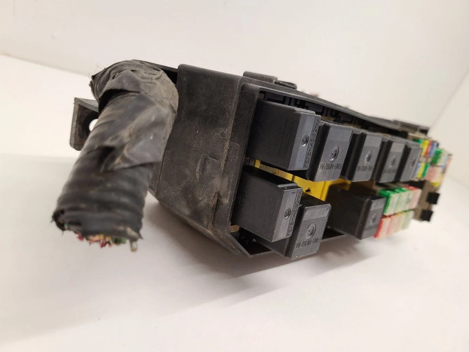 2005-2006 MAZDA TRIBUTE Fuse Box Engine ZZC667010 05-06         Foto 4 de 4