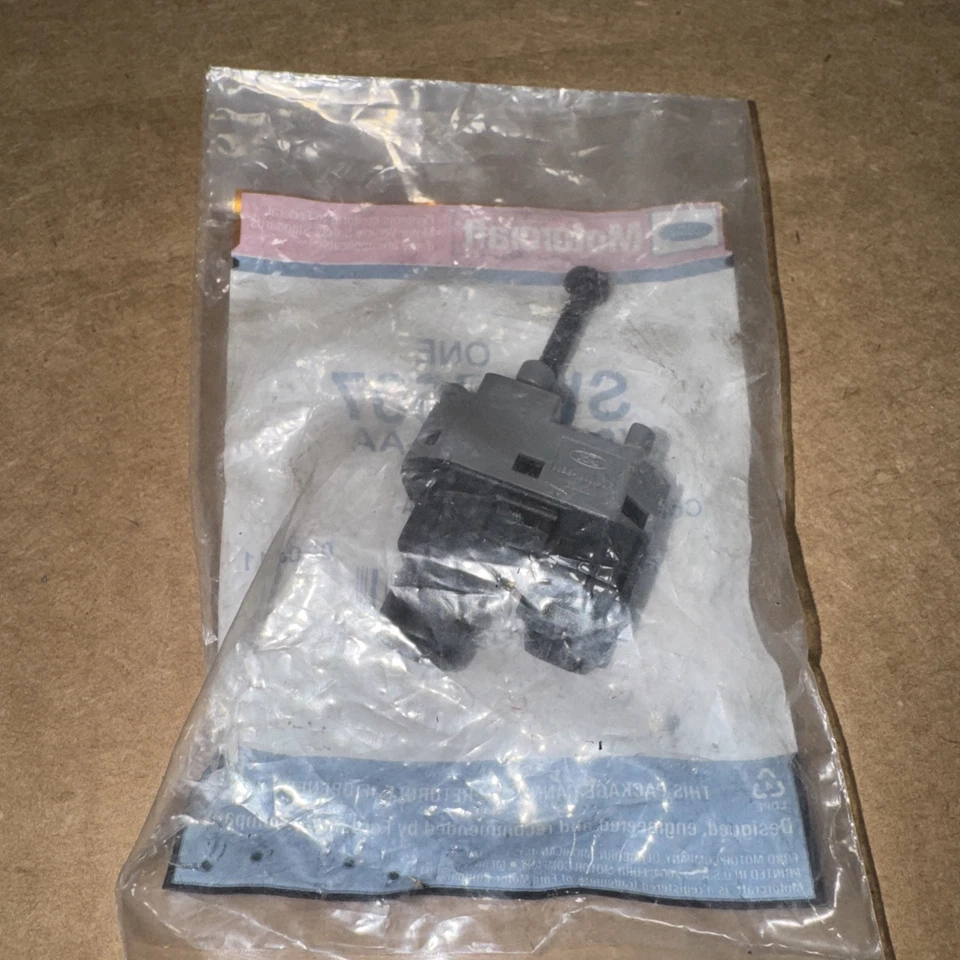 Interruptor de luz de freno Motorcraft SW-5507 / Ford Focus YS4Z-13480-AA Foto 2 de 2