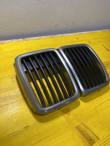 BMW E30 GRILLE MASK CENTER GRILLE ORIGINAL GRILL - Picture 2 of 5