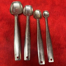 VINTAGE SET OF 4 STAINLESS MEASURING SPOONS KITCHEN TOOLS (p1)