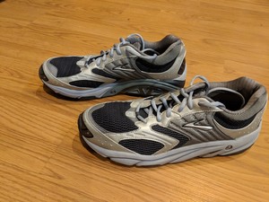 brooks mogo sneakers