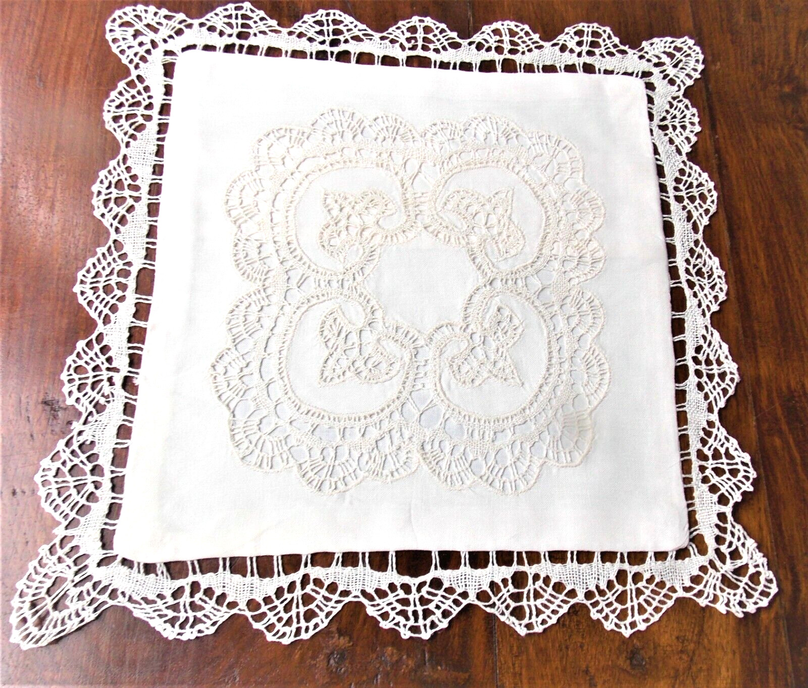 Housse de coussin brodée main et dentelle de Cluny écru ravivera le charme de votre maison