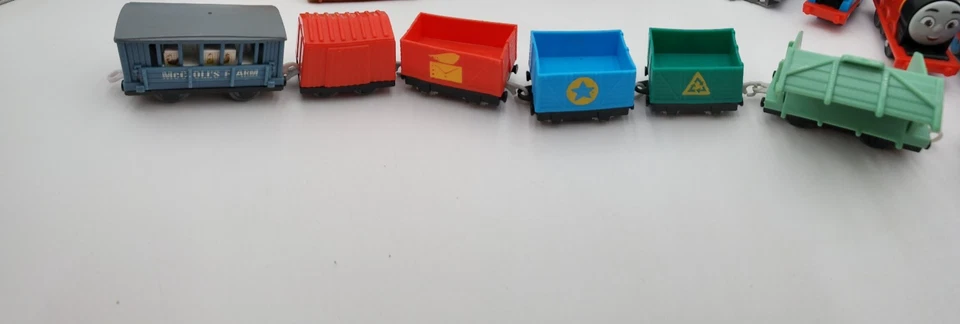 Lote misto 45+ peças vintage Thomas and Friends Trains temas magnéticos de plástico fundido - Imagem 4 de 4