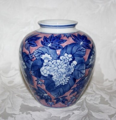 SCHÖNE VINTAGE GLASIERTES PORZELLAN BLAU & ROSA FLORALES MUSTER 6 1/4'' VASE