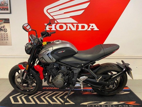2021 TRIUMPH TRIDENT 660 IN SILVER and RED WITH FULL SERVICE HISTORY - Picture 2 of 11