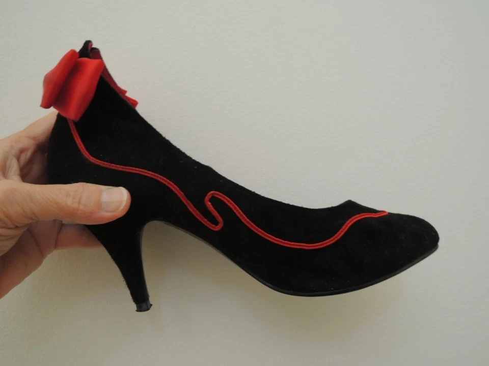 Zapatos de salón de tacón de 3 1/2" de gamuza negros con acento rojo talla 8 1/2 B valor $120 Foto 2 de 4