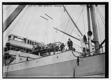 Loading war auto on SUGURA crane hoist at work,automobile,ship,Bain News
