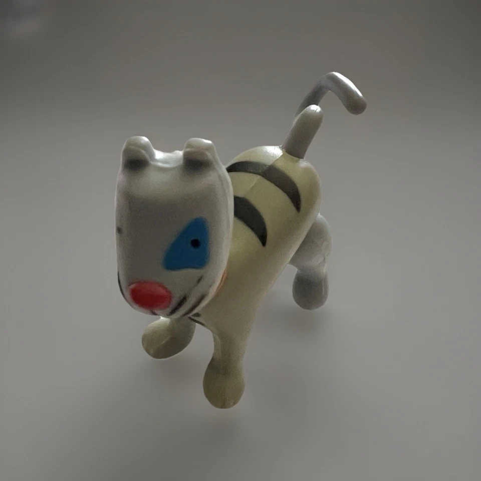 ФИГУРКА КОШКИ CAILLOU GILBERT ФИГУРКА 2 ДЮЙМА ВЫСОКАЯ СЕРАЯ ГОЛУБАЯ ПОВЯЗКА НА ГЛАЗА Posable Cinar - Изображение 4 из 4