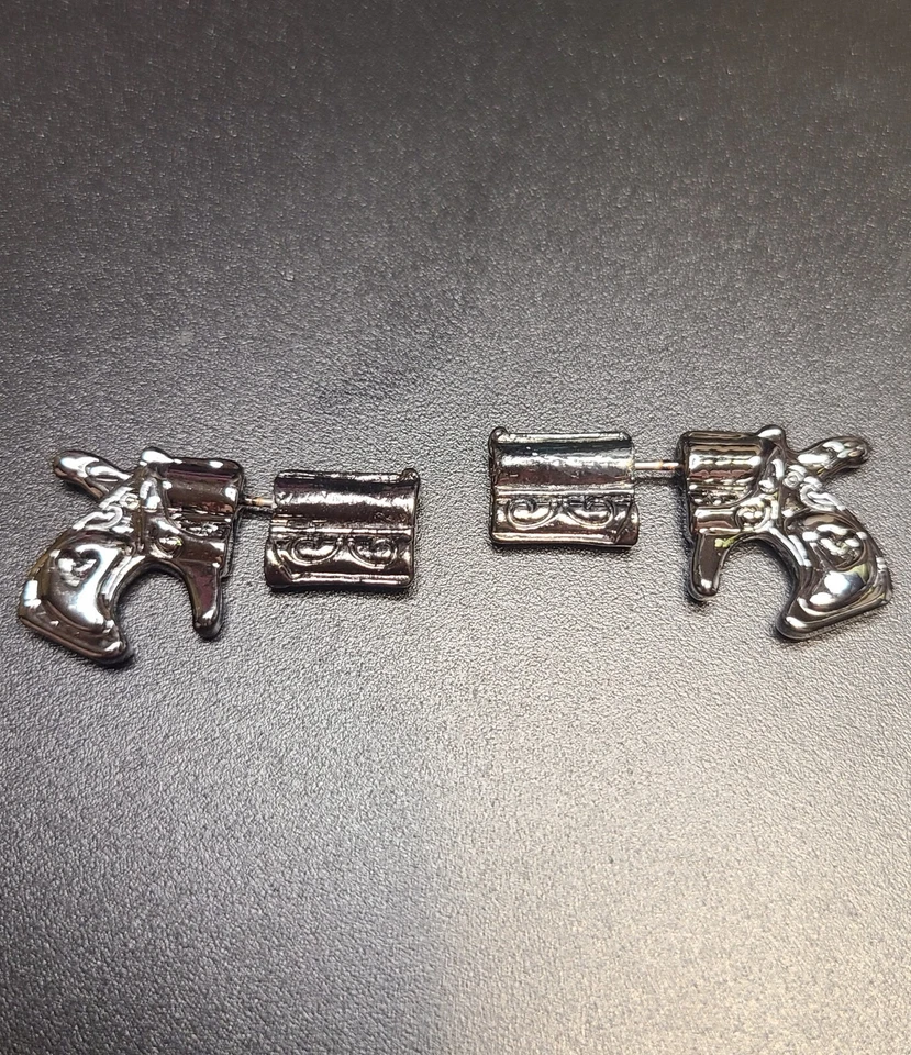 Pendientes estilo poste pistola occidental en color estaño Foto 3 de 3