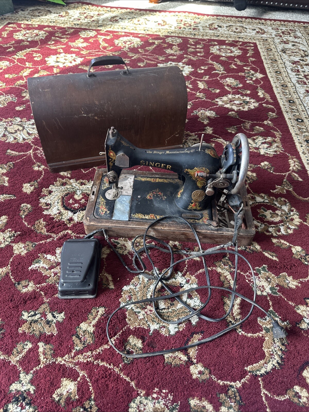 Antique Singer Portable Sewing Machine Bentwood Case G8902145