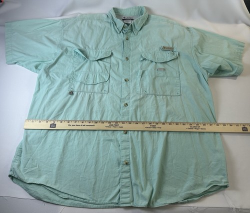 La chemise à manches courtes monogram bandana Louis Vuitton portée par La chemise à manches courtes monogram bandana Louis Vuitton portée par