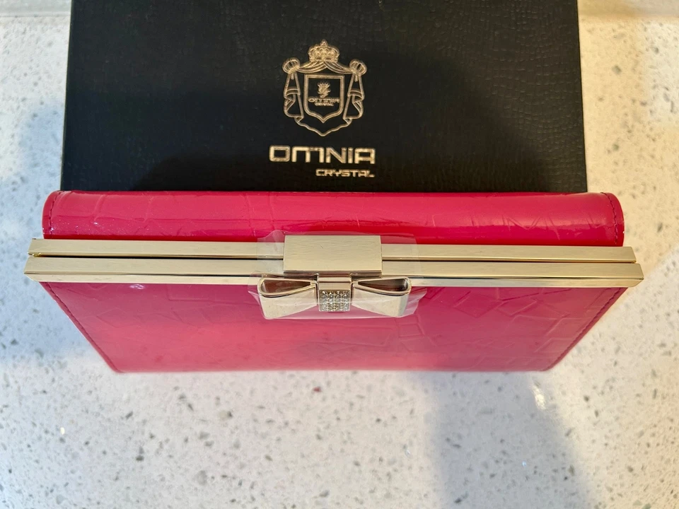 Cartera sin asas OMNIA cristal rosa charol con bloqueo de lazo de diamantes de imitación NUEVA EN CAJA Foto 2 de 4