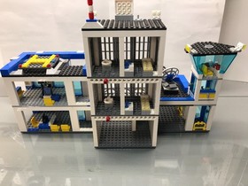 LEGO City 60047 Police Station good condition.  Complete with Manual.  RETIRED