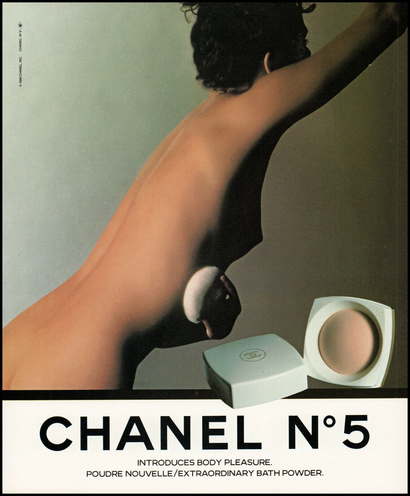 1986 Woman un-clothed applying Chanel N°5 Bath Powder retro photo print  ads30