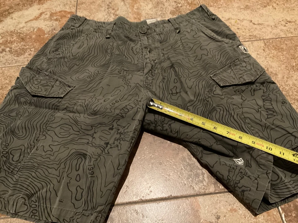 VINTAGE VOLCOM GRUNGE STREETWEAR CARGO SHORTS ( MENS 36 ) GREY AOP PREOWNED - Image 3 of 4