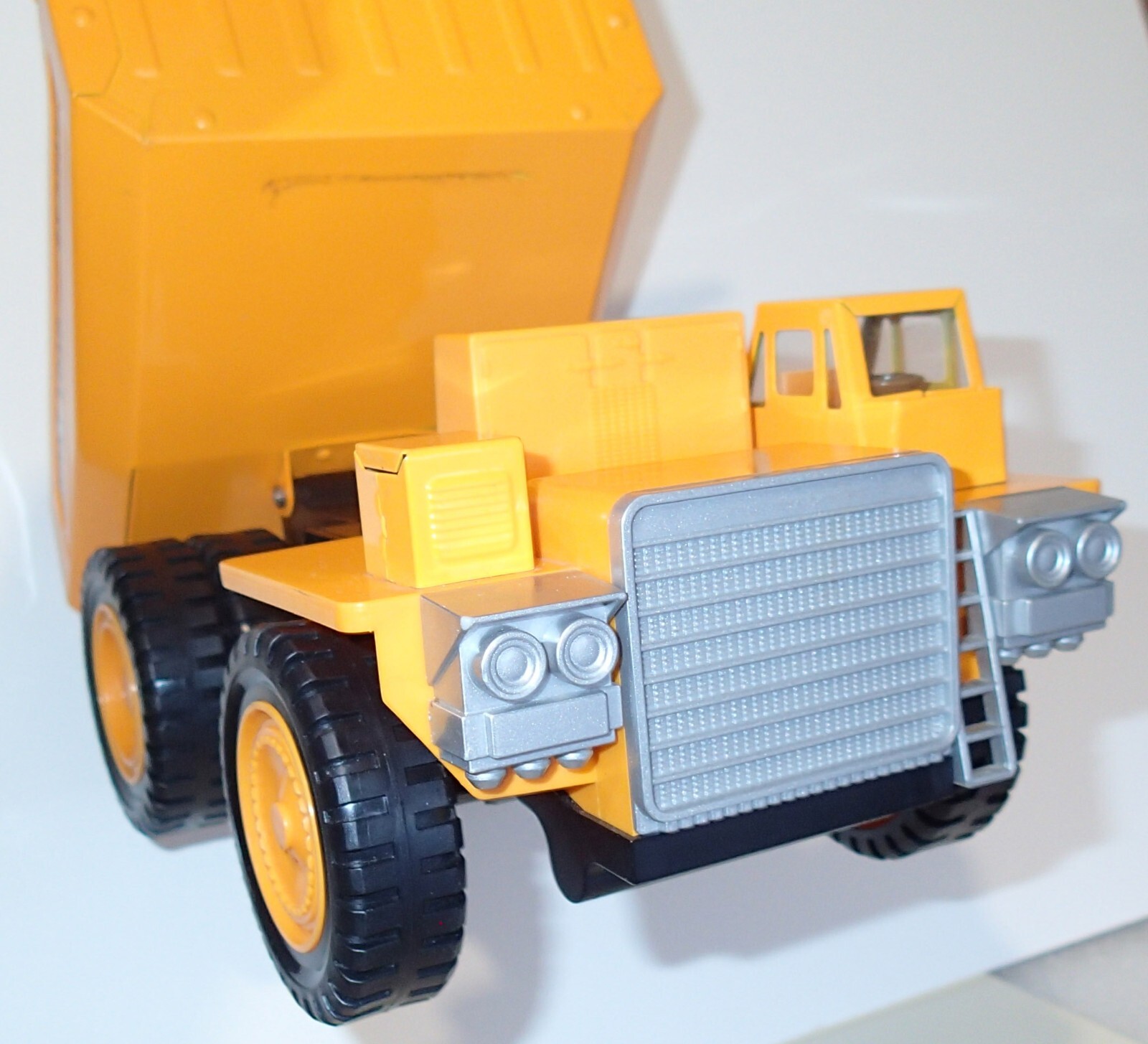 Die Cast Metal, Mining Dump Truck Sandpit TOY KY Trucks 112 Scale GC