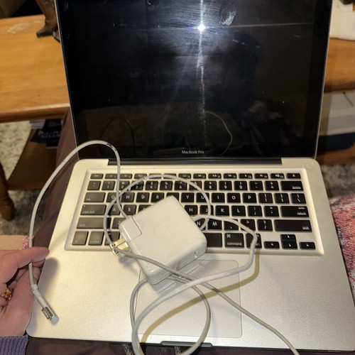 Apple Macbook Pro Laptop (A1278) 250GB HDD, 4GB RAM Doesn't turn on, NOT WORKING - Picture 2 of 9