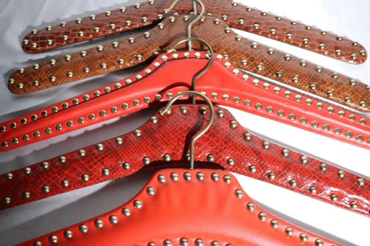 Vintage lot de 5 cintres simili cuir clouté - Photo 3/4